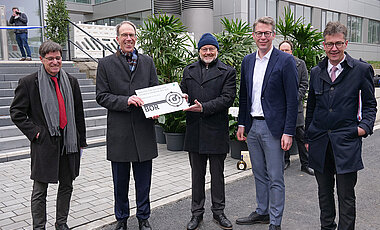 Schlüsselübergabe für das Institut für nachhaltige Chemie und Katalyse mit Bor (v.l.): Werner Dölger, Paul Pauli, Holger Braunschweig, Markus Blume,  Christian Schuchardt.