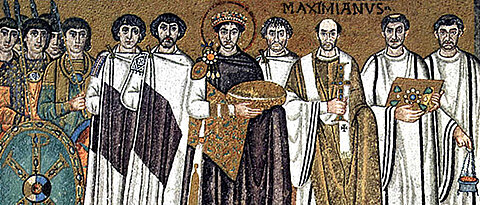 Kaiser Justinian (Mitte), dargestellt auf einem Mosaik in der Kirche San Vitale in Ravenna.