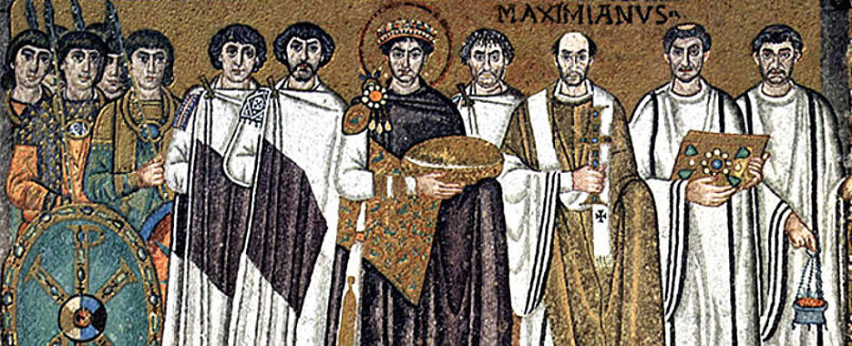 Kaiser Justinian (Mitte), dargestellt auf einem Mosaik in der Kirche San Vitale in Ravenna.