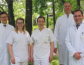 Joachim Diessner, Nina Köth , Simone Ohlies, Achim Wöckel und Ralf Joukhadar informieren über die Beratungs- und Behandlungsangebote bei Blasen- und Senkungsbeschwerden. (Foto: Gabriele Nelkenstock / Uniklinikum Würzburg)