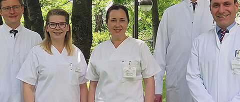 Joachim Diessner, Nina Köth , Simone Ohlies, Achim Wöckel und Ralf Joukhadar informieren über die Beratungs- und Behandlungsangebote bei Blasen- und Senkungsbeschwerden. (Foto: Gabriele Nelkenstock / Uniklinikum Würzburg)