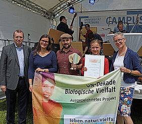 Universitätspräsident Alfred Forchel mit Franziska Scheidemantel, Pascal Bunk und Wiebke Degler vom Campus-Garten-Team sowie mit Univizepräsidentin Barbara Sponholz (von links) bei der Preisüberreichung. (Foto: Uni Würzburg)