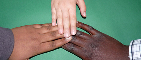 Kinderhände mit verschiedenen Hautfarben. Foto: Dieter Schütz / Pixelio.de