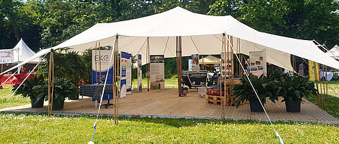 Das Uni-Zelt beim Africa Festival wartet auf die ersten Gäste – hier ein Bild aus dem Jahr 2023.