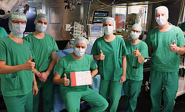 Freuen sich über die erfolgreiche Weltpremiere an der HNO-Klinik: Das Team um Prof. Dr. Kristen Rak (sitzend) und PD Dr. Anja Kurz (2.v.r.). 