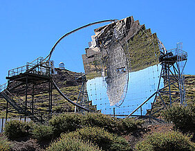 Die MAGIC-Teleskope auf La Palma, mit denen auch Würzburger Astronomen Gammastrahlung aus dem Weltall erforschen. (Foto: Dominik Elsässer)