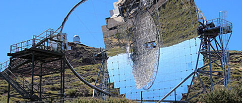 Die MAGIC-Teleskope auf La Palma, mit denen auch Würzburger Astronomen Gammastrahlung aus dem Weltall erforschen. (Foto: Dominik Elsässer)