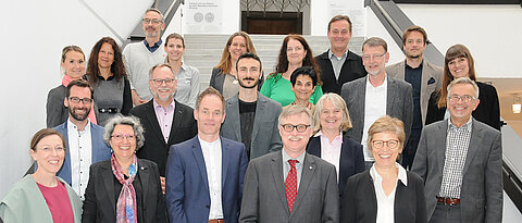 Gemeinsam für eine bessere Gesundheit: Im April traf sich der Steuerungskreis erstmals in großer Runde und mit Vertreterinnen und Vertretern der Techniker Krankenkasse zum Kick-Off. Foto: Gunnar Bartsch / Universität Würzburg