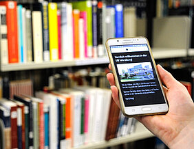 Mit dem Smartphone können Interessierte jetzt die Zentralbibliothek am Hubland entdecken. (Foto: Universitätsbibliothek Würzburg)