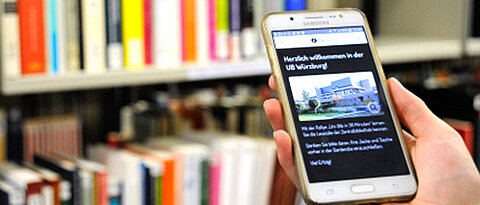 Mit dem Smartphone können Interessierte jetzt die Zentralbibliothek am Hubland entdecken. (Foto: Universitätsbibliothek Würzburg)