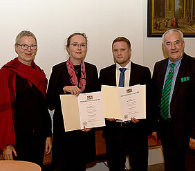 Preisverleihung in München: Wissenschaftsminister Ludwig Spaenle (rechts) und Vizepräsidentin Barbara Sponholz (Universität Würzburg, links) gratulieren den Preisträgern Anke Krüger und Philipp Singer (Foto: Friedrich Schmidt, LMU)