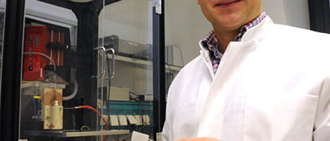 So dünn wie eine Lage einer Wundkompresse und dennoch ein Hightech-Produkt: das Gewebe aus biokompatiblen Polymeren, das Jürgen Groll in seinem europaweit einzigartigen Labor produziert. (Foto: Gunnar Bartsch)