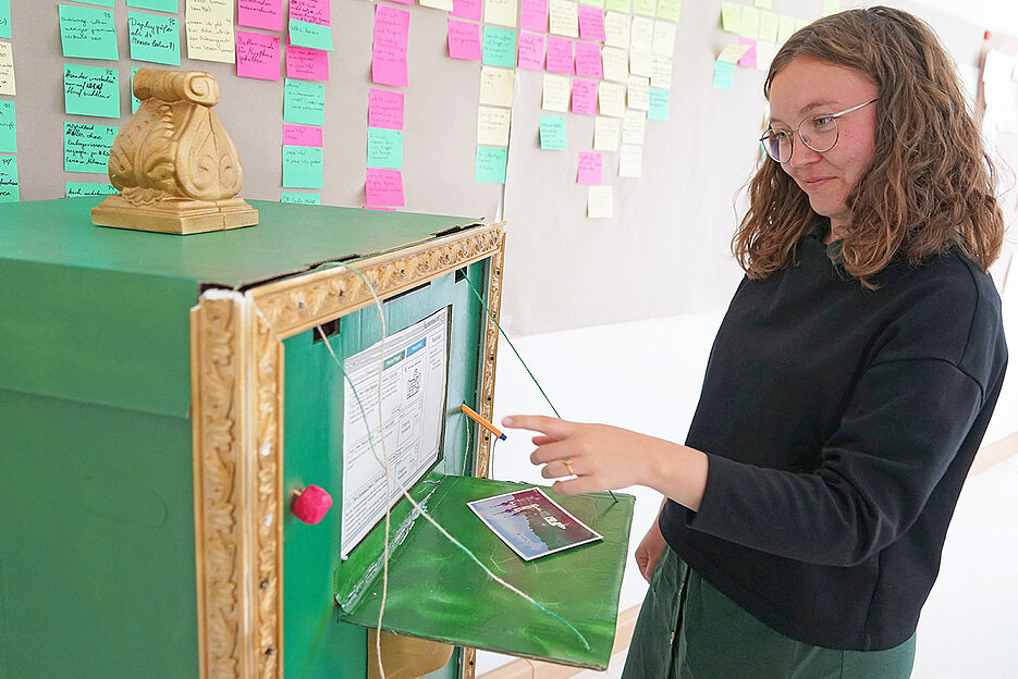 Noch ist der hybride Briefkasten „hubbel“, den Franzisca Maas zeigt, nur ein Prototyp aus Papier. Im Sommer soll er in echt am Hubland getestet werden.