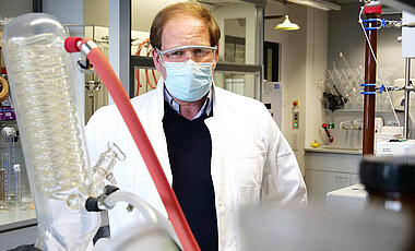Jürgen Seibel - mit Schutzbrille, wie im Labor vorgeschrieben, und Corona-bedingter Maske.