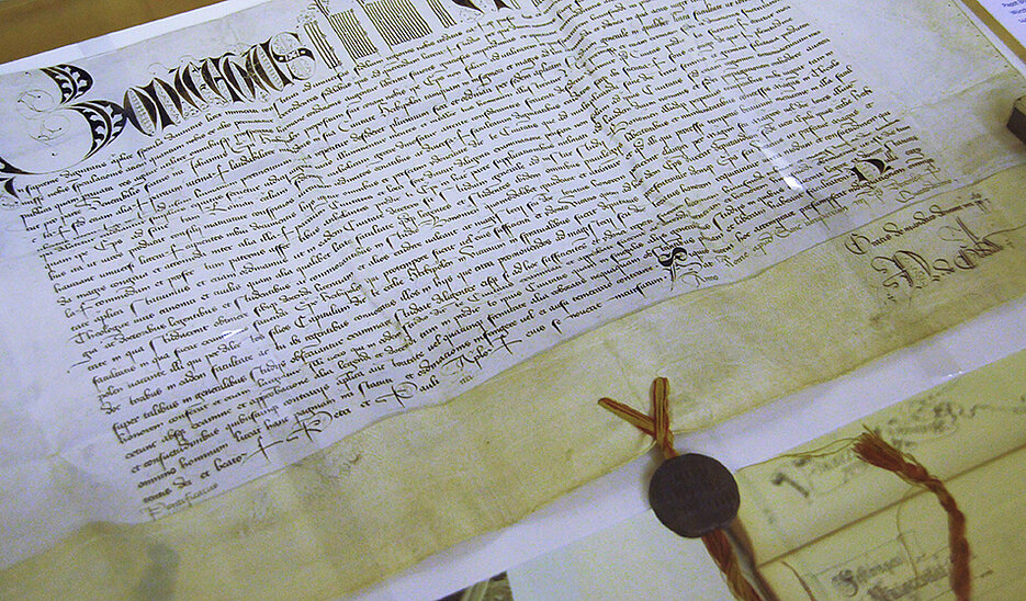Die Urkunde von Papst Bonifaz IX. zur Universitätsgründung in Würzburg von 1402. (Foto: Gunnar Bartsch)