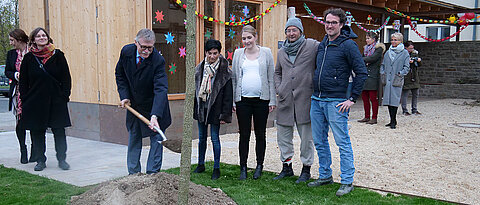 Uni-Kanzler Uwe Klug (l.) setzte zur Eröffnung des Tiny House den symbolischen Pflanzstich für einen Amberbaum. Mit im Bild (v.l.) Marie-Christine Dabauvalle, Sandra Schönitz, Claus Arnold und Alexander Seufert.