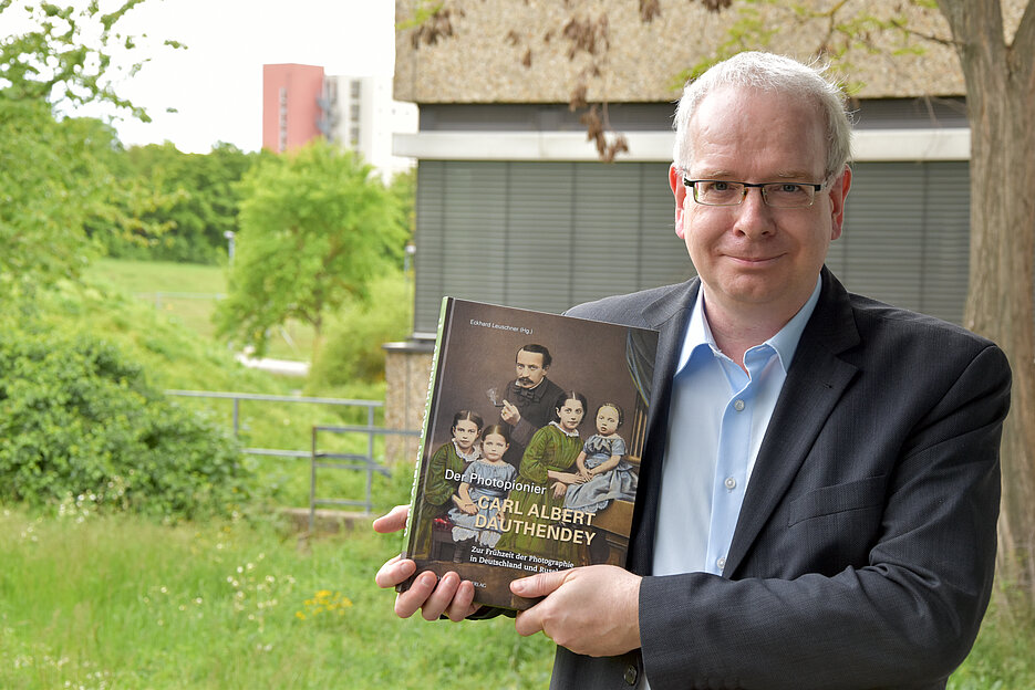 Über 400 Seiten hinweg erzählt das neue, von Eckhard Leuschner herausgegebene Buch von Carl Albert Dauthendey und der Frühgeschichte der Fotografie.