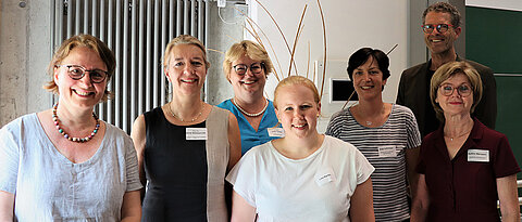 Die Teilnehmenden der Podiumsdiskussion (v.l.): Prof. Dr. Ildikó Gágyor (UKW), Prof. Dr. Anne Simmenroth (UKW), Dr. Julia Treiber (Stadtlauringen), Lisa Kardel (BeLA-Stipendiatin), Anja Lehmeyer (GesundheitsregionPlus Stadt und Landkreis Schweinfurt), Bettina Bärmann (stellvertretende Landrätin Landkreis Schweinfurt) und Dr. Wolfgang Blank (Kirchberg im Wald).