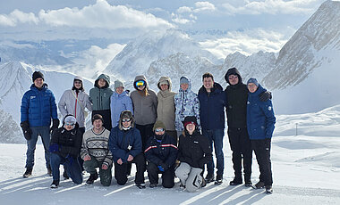 Die Geographen Jakob Schwalb-Willmann (links) und Elio Rauth (rechts) zusammen mit EAGLE-Masterstudierenden der zehnten Generation nahe der Zugspitze.
