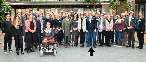 Michael Hudecek vom Uniklinikum Würzburg (Pfeil) beim Kick-off-Meeting des internationalen EU-Projekts imSAVAR am 2. Dezember dieses Jahres in Leipzig.