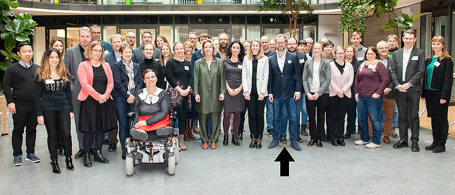 Michael Hudecek vom Uniklinikum Würzburg (Pfeil) beim Kick-off-Meeting des internationalen EU-Projekts imSAVAR am 2. Dezember dieses Jahres in Leipzig.