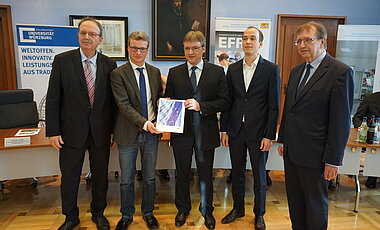 Die Julius-Maximilians-Universität (JMU) erhält insgesamt mehr als sieben Millionen Euro von der Europäischen Union, um vier Forschungsprojekte umzusetzen. Die Förderzusagen übergab Staatssekretär Bernd Sibler, der die JMU als "Innovationsmotor in der Region" hervorhob.