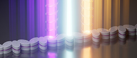 Topological light with a twist: A chain of coupled, elliptical micropillars — known as resonators — is excited by a laser (white, center). Depending on its circular polarization, the light propagates in different directions (right-circular to the right – yellow; left-circular to the left – violet). The entire chain shown at the bottom is smaller than the diameter of a human hair.