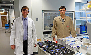 PhD student Maximilian Fest and Professor Holger Helten in the laboratory. 