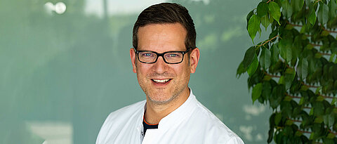 Professor Florian Seyfried hat die neue Professur für die Chirurgie des oberen Gastrointestinaltrakts und bariatrische Chirurgie an der Julius-Maximilians-Universität Würzburg erhalten. Das Konzept für die neue Professur hat er selbst nach Vorgaben des Europäischen Fachärzteverbandes der EU (UEMS) entwickelt. 