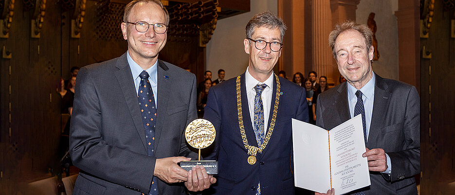 Auszeichnung für den Unibund: Oberbürgermeister Christian Schuchardt (Mitte) überreichte die Goldene Stadtplakette stellvertretend an Alfons Ledermann (l.) und Thomas Trenkle. 