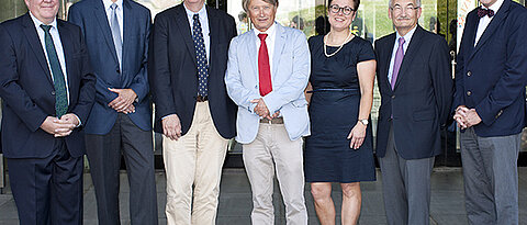 Von links nach rechts: Prof. Dr. Wolfgang Riedel (Vizepräsident der Universität Würzburg), Prof. Dr. Dietrich Kabelitz (Sprecher des Externen Wissenschaftlichen Beirats des IZKF, Universitätsklinikum Schleswig-Holstein), Prof. Dr. Konrad Müller-Herme