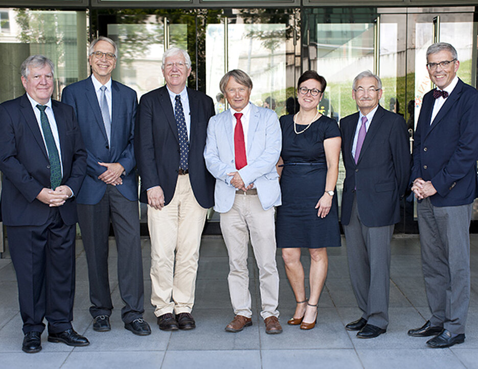 Von links nach rechts: Prof. Dr. Wolfgang Riedel (Vizepräsident der Universität Würzburg), Prof. Dr. Dietrich Kabelitz (Sprecher des Externen Wissenschaftlichen Beirats des IZKF, Universitätsklinikum Schleswig-Holstein), Prof. Dr. Konrad Müller-Herme