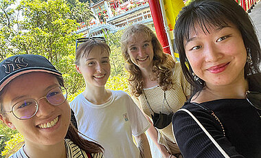 Die Würzburger Studentinnen Yana Marähn, Constanze Schreck, Luisa Schiffmann und Lina Zhang in Tai-wan. Im Hintergrund sieht man den Zhinan-Tempel in Muzha, Taipeh. 