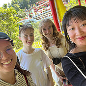 Die Würzburger Studentinnen Yana Marähn, Constanze Schreck, Luisa Schiffmann und Lina Zhang in Tai-wan. Im Hintergrund sieht man den Zhinan-Tempel in Muzha, Taipeh. 