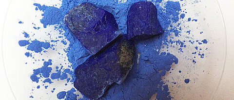 Lapislazuli, auch Lapis genannt, sieht erst einmal nicht unbedingt beeindruckend aus. Doch aus dem Gestein wird bereits seit Jahrtausenden funkelnder Schmuck gemacht.