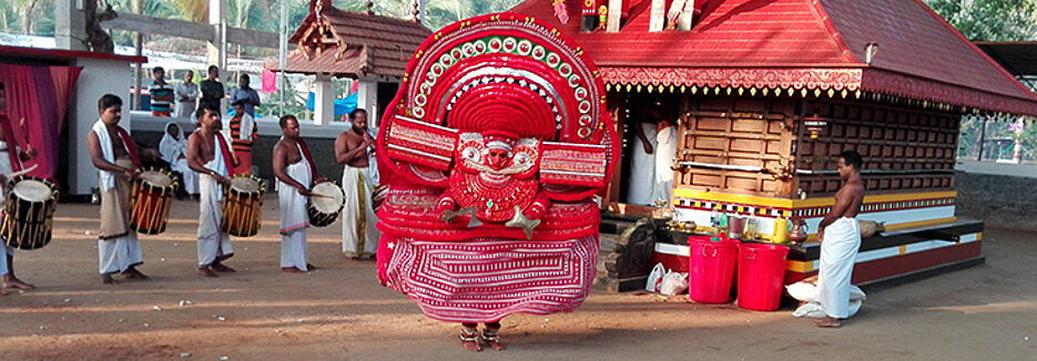 Ausladende Kostüme sind typisch für manche religiösen Zeremonien in Indien. (Foto: Lisa Herrmann-Fertig)