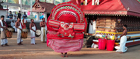 Ausladende Kostüme sind typisch für manche religiösen Zeremonien in Indien. (Foto: Lisa Herrmann-Fertig)