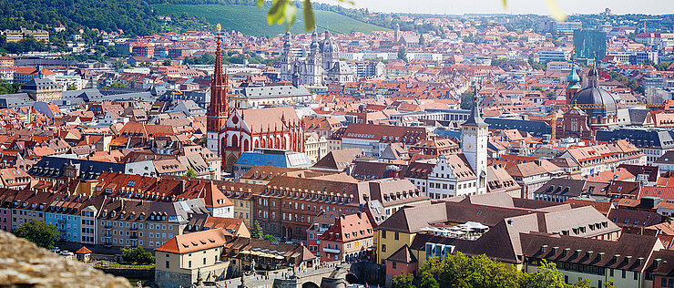 Sommerliches Würzburg. Aufgrund der besonderen klimatischen Bedingungen eignet sich die unterfränkische Hauptstadt besonders gut als Pilotprojekt für Gegenmaßnahmen zum Klimawandel. 