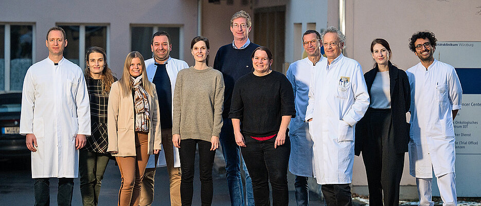 Sie gestalten das Zentrum für Personalisierte Medizin (von links): Dr. Alexander Kerscher, Dr. Diana Haake, Nina Roth, Dr. Markus Krebs, Dr. Katja Maurus, Prof. Andreas Rosenwald, Dr. Silke Appenzeller, Prof. Volker Kunzmann, Prof. Ralf Bargou, Dr. Dr. Elena Gerhard-Hartmann, Dr. Mithun Scheytt.