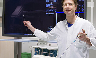 Professor Ralph Kickuth leitet eines von nur zwei radiologischen Zentren in ganz Deutschland, die an der Studie zu den Einsatzmöglichkeiten des neuen Kathetersystems teilnehmen dürfen. (Foto: Robert Wenzl)