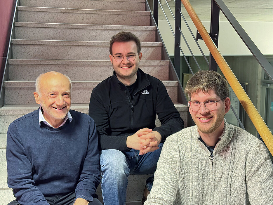 Professor Harald Wehnes mit den studentischen Unternehmensgründern Timo Reusch (Mitte) und Erik Spall.