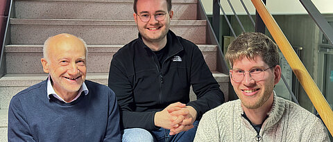 Professor Harald Wehnes mit den studentischen Unternehmensgründern Timo Reusch (Mitte) und Erik Spall.