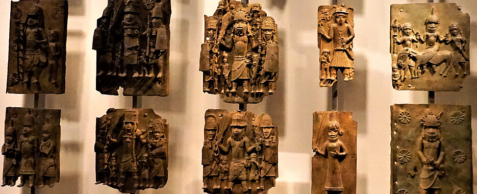 Das Bild zeigt Reliefplatten aus Benin City, ausgestellt im British Museum in London. Die Objekte sind das Thema einer Ausstellung im Universitätszelt auf dem Africa Festival 2022. 