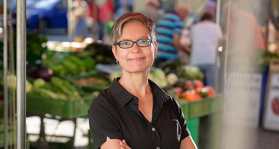 Professorin Marit Rosol auf dem Würzburger Marktplatz.