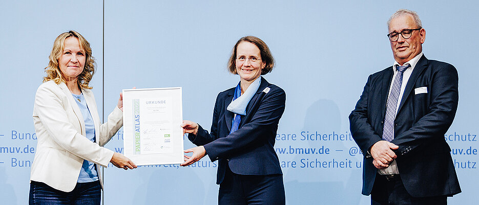 Preisverleihung in Berlin mit (v.l.): Bundesumweltministerin Steffi Lemke, JMU-Vizepräsidentin Anja Schlömerkemper und Ulrich Feuersinger, Sprecher der Initiative Pro Recyclingpapier.