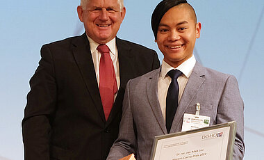 Maik Luu (rechts) nahm den Vincenz-Czerny-Preis ebenfalls von Andreas Hochhaus entgegen.                                                                                  