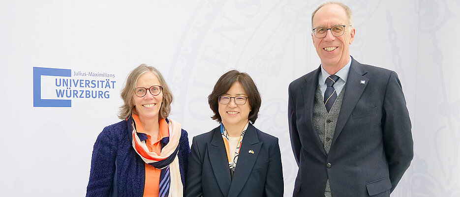 Doris Fischer (links) und Paul Pauli empfingen Eunjeong Kim in der Neuen Universität am Sanderring.