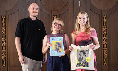 Alumnus Julian Bobineau hielt die Festrede und überreichte den Social Engagement Preis an die Fachschaftssprecherinnen Vera Knott (li.) und Julia Fischer.