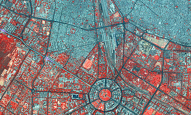 Gegensätzliche Siedlungsstrukturen in Delhi. Im Norden die komplexe Bebauung von „Old Delhi“, im Süden die auf dem Reißbrett designten Siedlungen von Neu-Delhi.