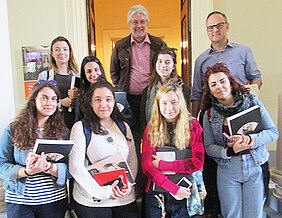 Das Museology Team mit Dr. Stavros Vlizos  und Professor Guido Fackler. (Foto: Privat)